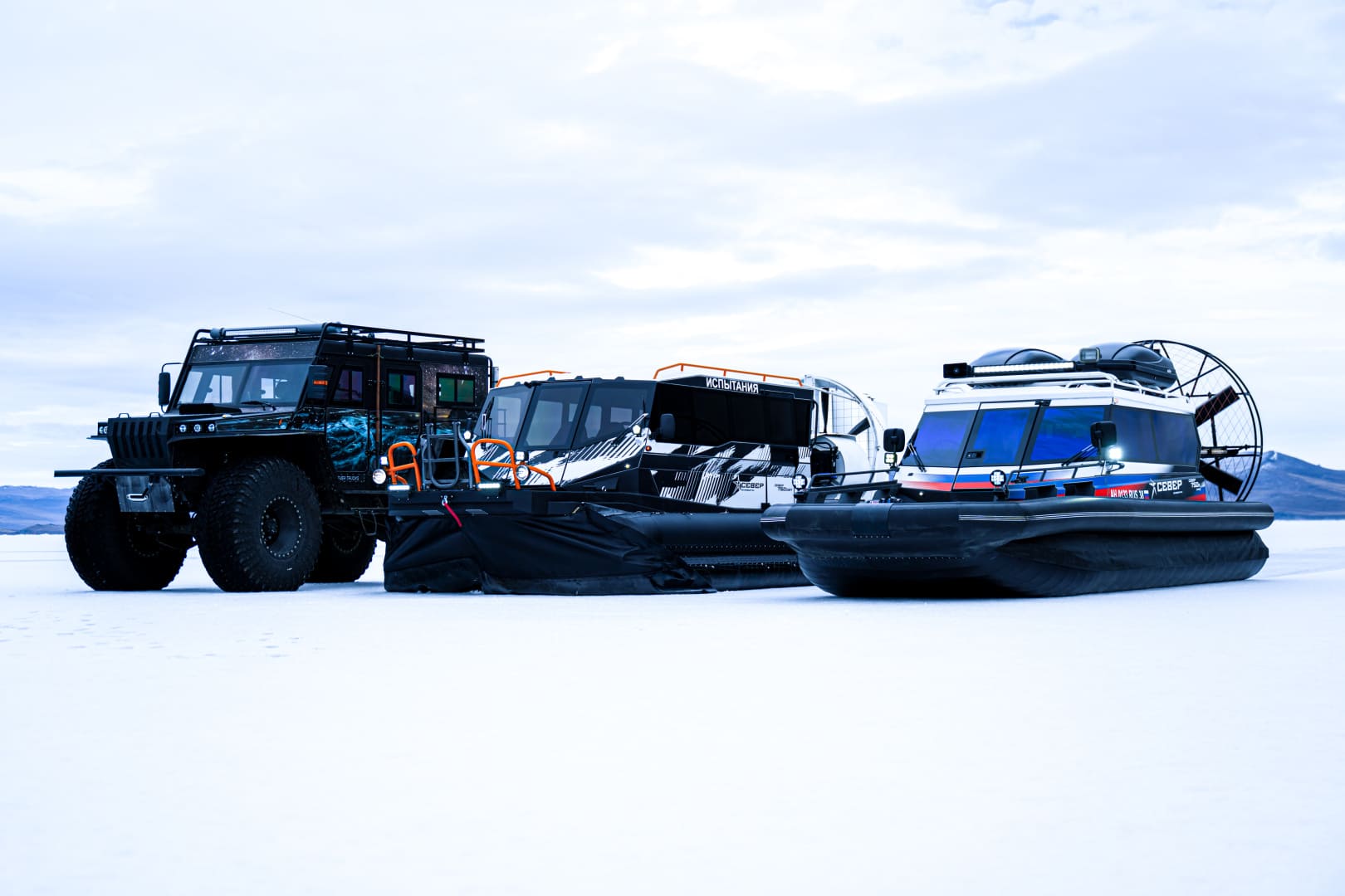 Иллюстрация вездехода, лодки и свп Иллюстрация вездехода, лодки и свп