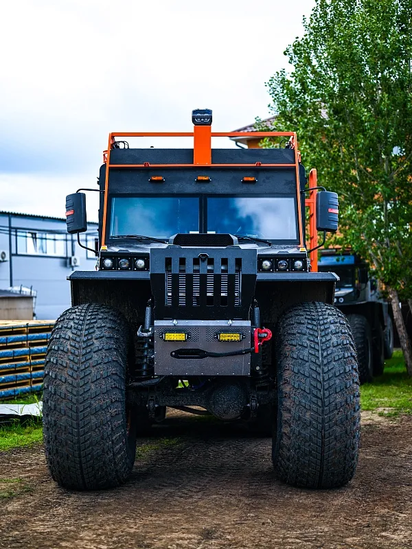 Вездеход Север на фоне участка Иллюстрация Вездеход Север на фоне участка