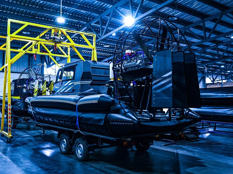 Лодка Север в производственном цехе Иллюстрация Лодка Север в производственном цехе