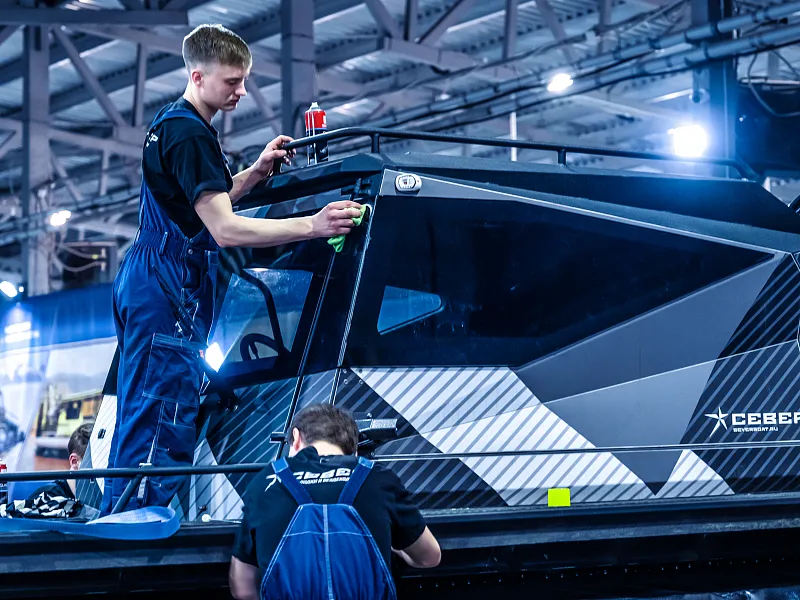 Сотрудник чистит стекло лодки Север Иллюстрация Сотрудник чистит стекло лодки Север