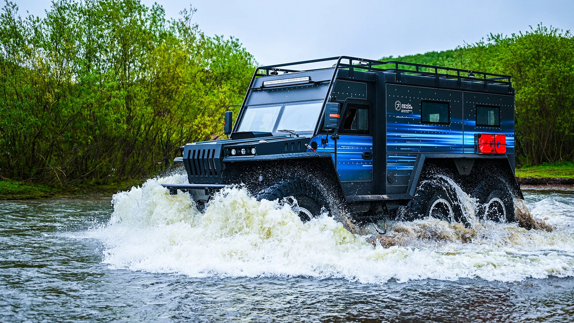 Иллюстрация Вездеход Север проезжающий в воде Иллюстрация Вездеход Север проезжающий в воде