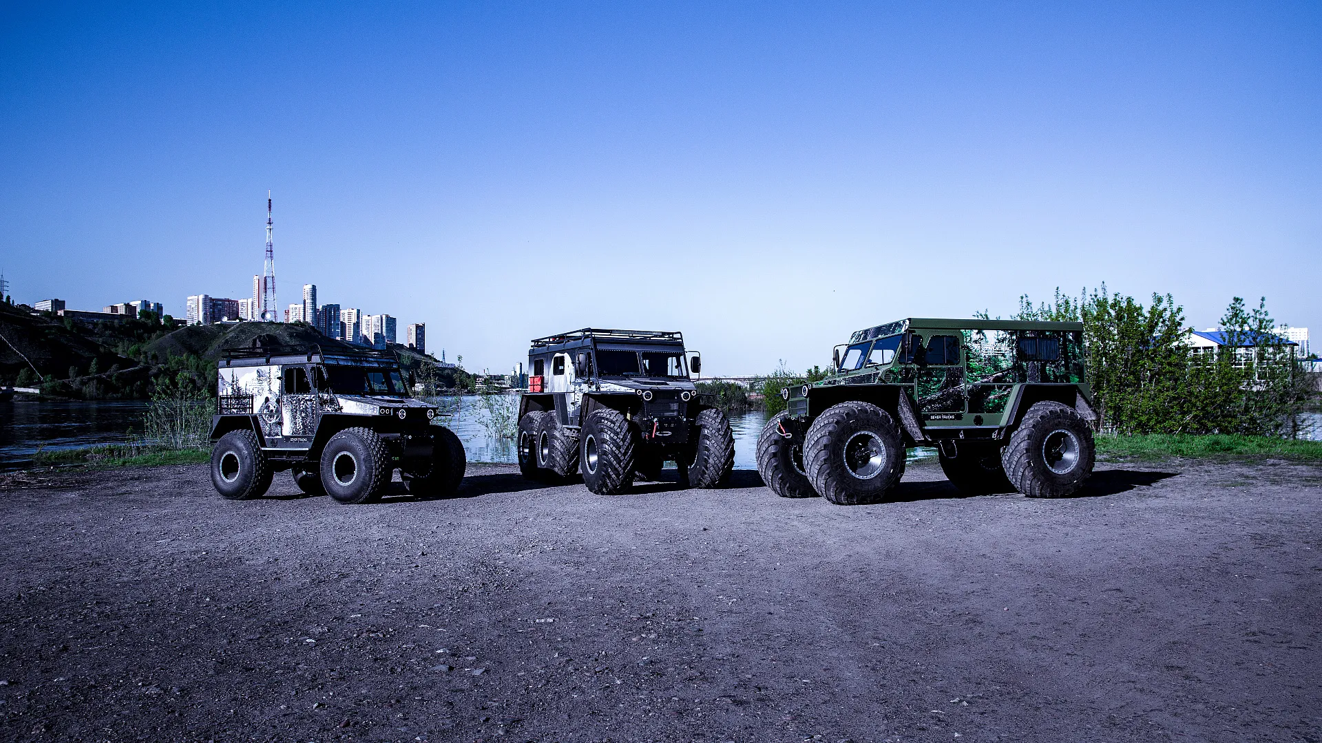 Иллюстрация Три внедорожника Север у берега Иллюстрация Три внедорожника Север у берега