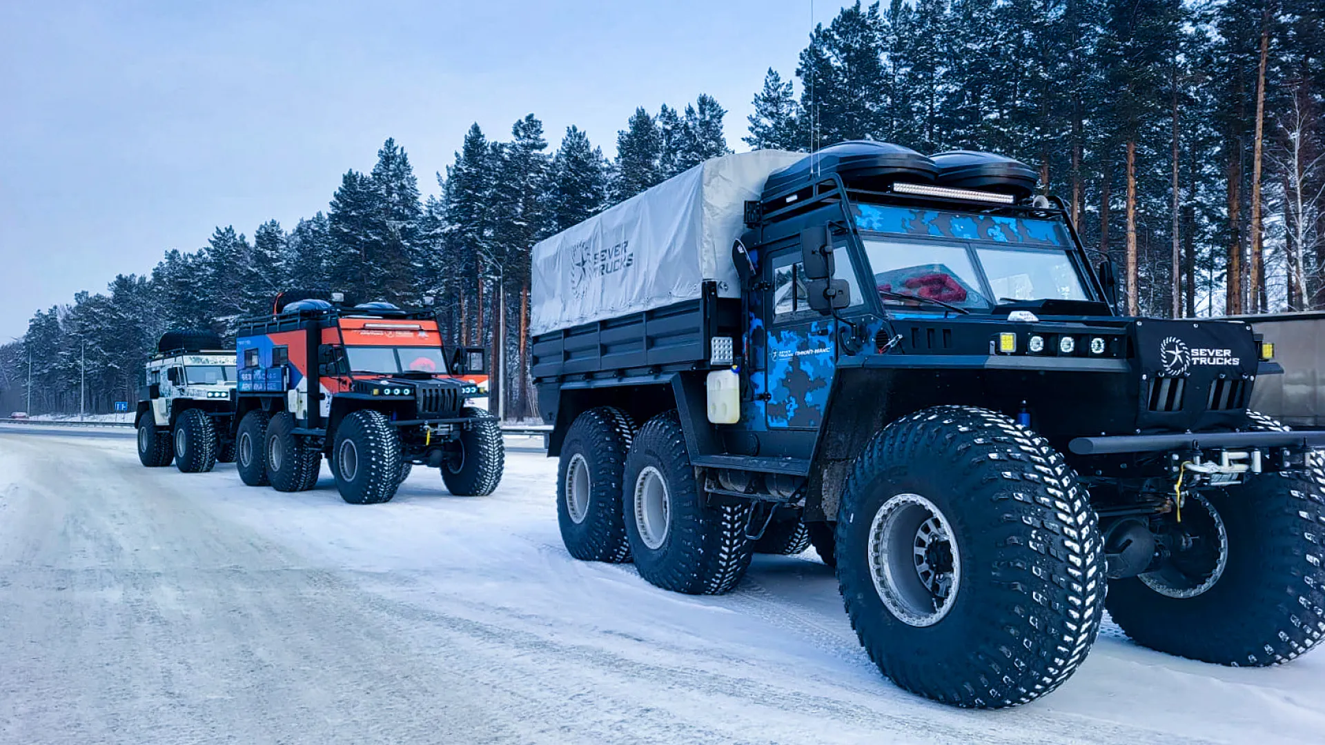 Иллюстрация Три внедорожника Север в ряду на снежной дороге Иллюстрация Три внедорожника Север в ряду на снежной дороге