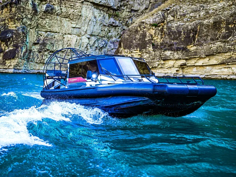 Лодка Севре плывёт Иллюстрация Лодка Севре плывёт