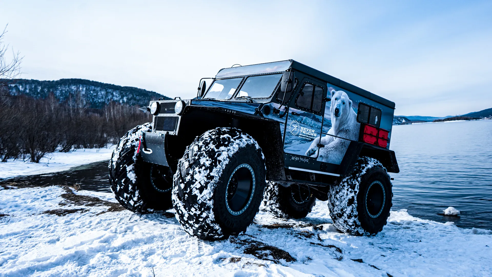 Иллюстрация Вездеход Север на снежном берегу Иллюстрация Вездеход Север на снежном берегу