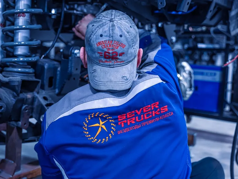 Человек ремонтирует Иллюстрация Человек ремонтирует