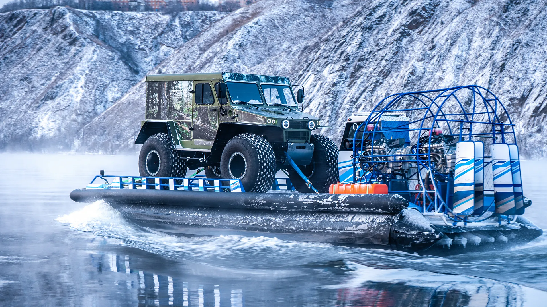 Иллюстрация Лодка Север перевозящая Вездеход Север по воде Иллюстрация Лодка Север перевозящая Вездеход Север по воде