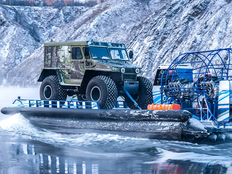 Лодка Север перевозящая Вездеход Север по воде Иллюстрация Лодка Север перевозящая Вездеход Север по воде
