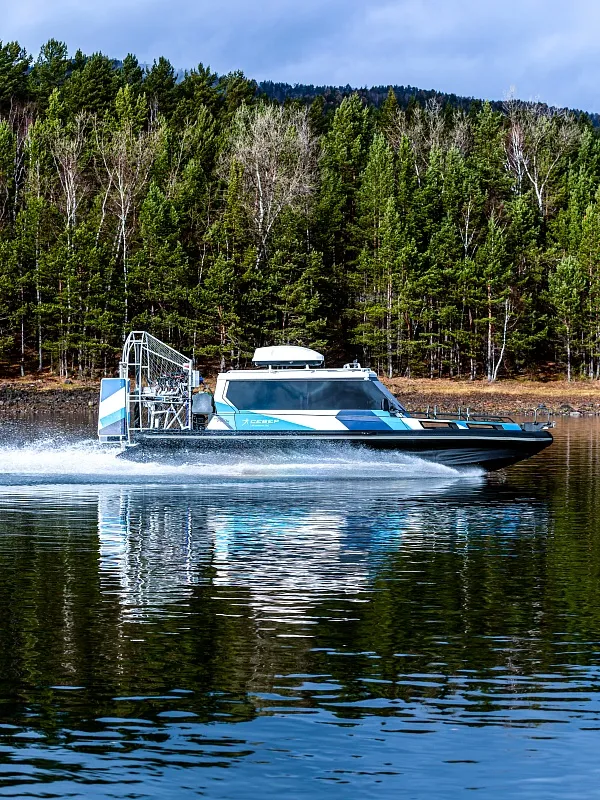 Лодка Север плывёт Иллюстрация Лодка Север плывёт